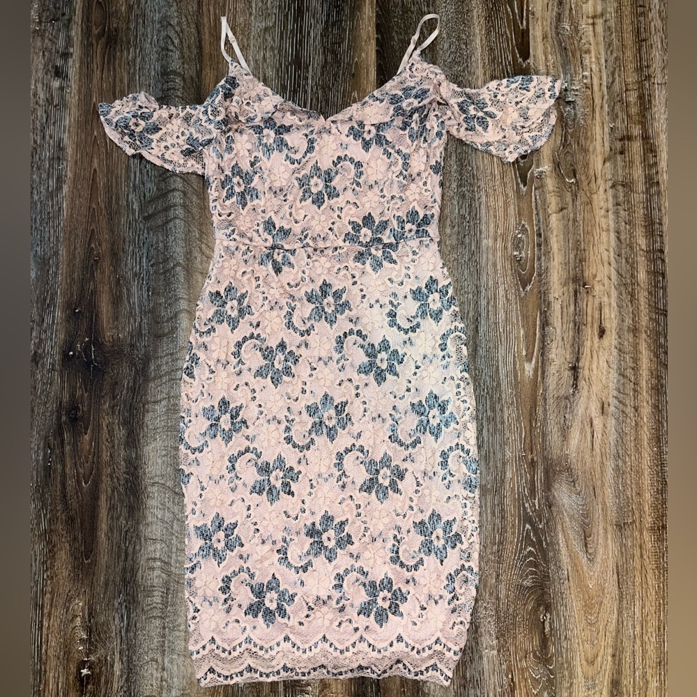 ASTR the Label Short Pink Dress Size small Spring Summer Floral Lace